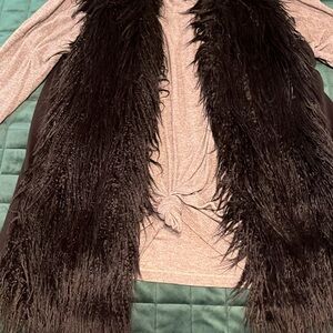 CAbi gray oversized t-shirt & black faux fur vest